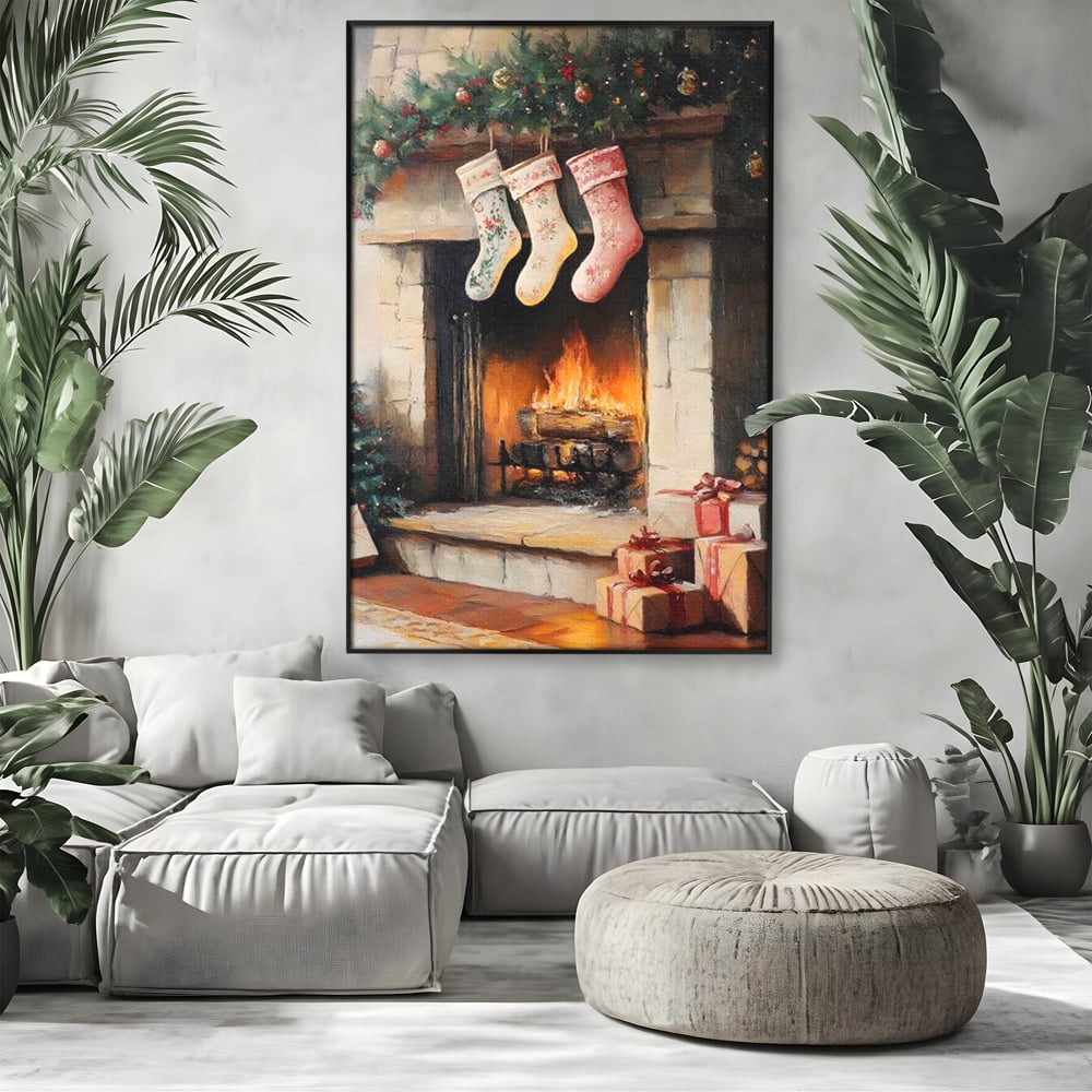 Tablou canvas cu tablou canvas cu semineu si ciorapi de craciun, in rama de aluminiu negru, pe perete intr-un living